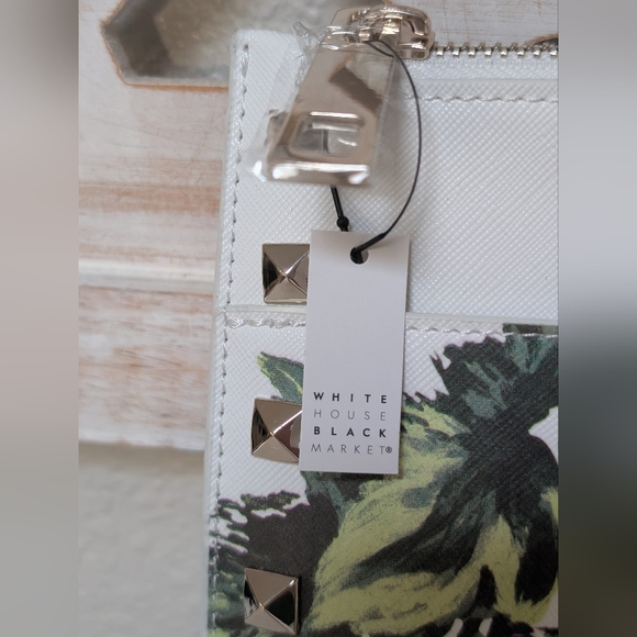 NWT WHITE HOUSE BLACK MARKET Purple Hydrangea Wristlet Clutch Purse - Picture 2 of 8